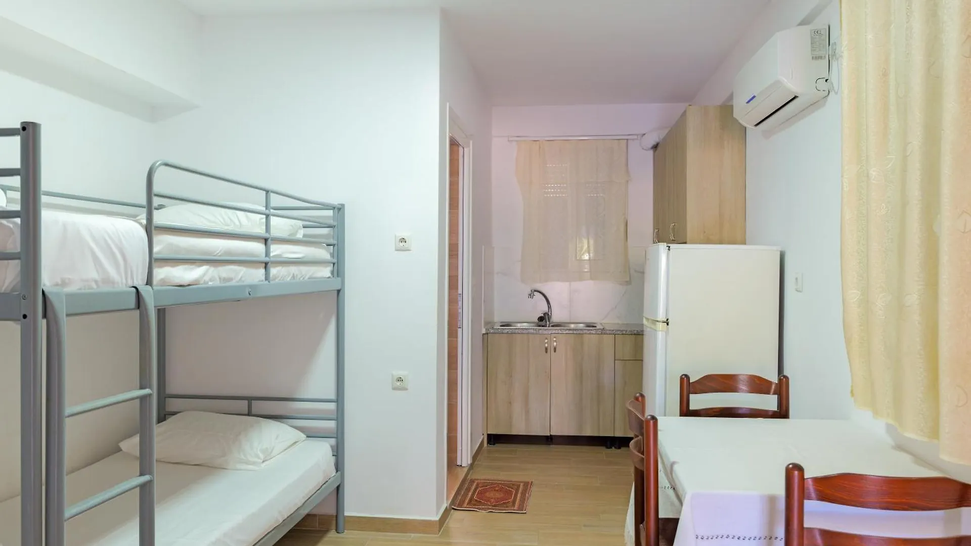 Vila Dura Ksamil 0*,  Albania